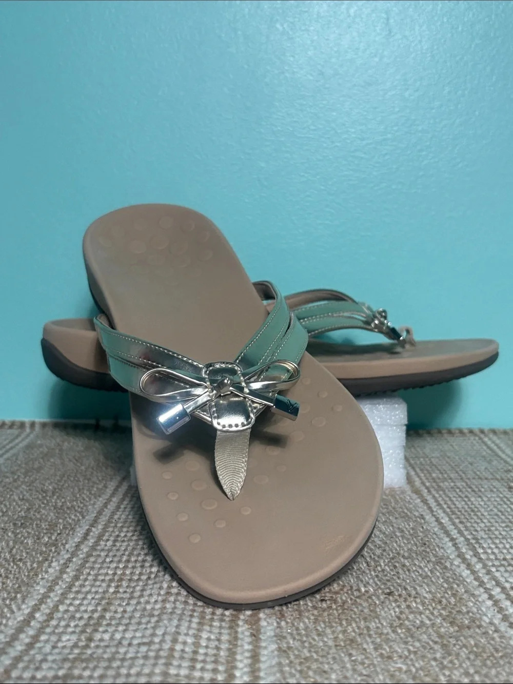 Women’s Vionic Bella X Toe Post Metallic Gold Flip-Flops with Bow. Size-7.5